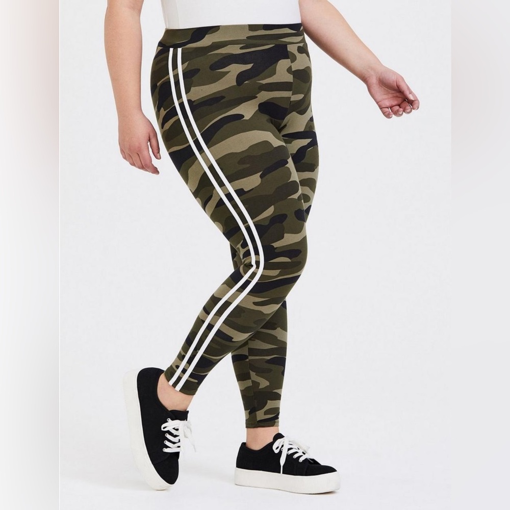 Size 2 Torrid Full Length Camo Signature Waist Double Side Stripe Legging